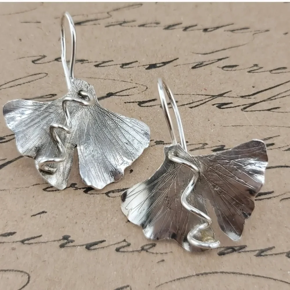 GORGEOUS GINKGO SUPIMA LEAF DANGLING HANDMADE EARRINGS IN STERLING SILVER METAL - Picture 4 of 5